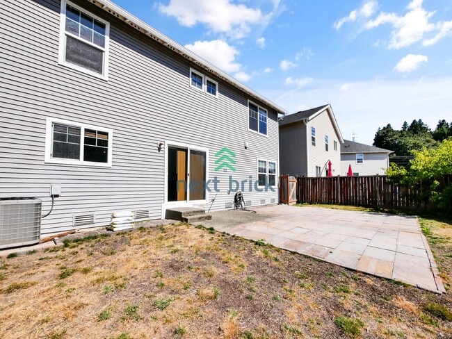 Building Photo - 4 Bed and 2.5 Bath Single-family Home is A...