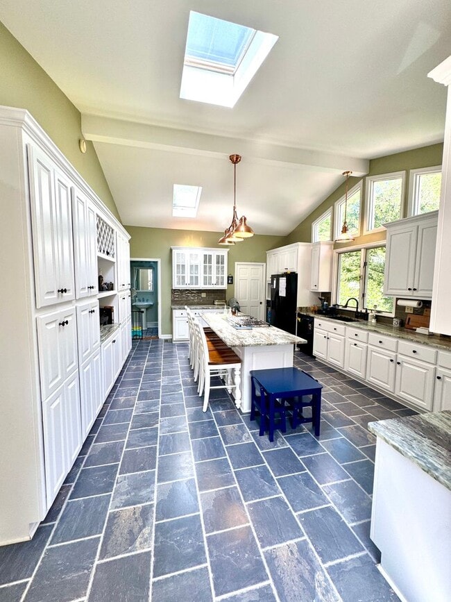 Building Photo - Charming 4-Bedroom Home in the Heart of Co...
