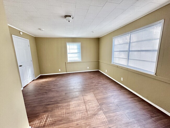 Building Photo - 1136 Broad St