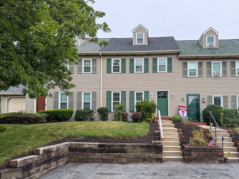 Building Photo - 425 Deerfield Dr