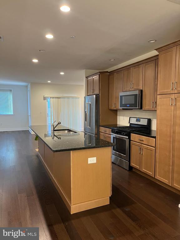 Building Photo - 805 Lakeview Ct