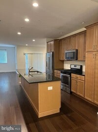 Building Photo - 805 Lakeview Ct