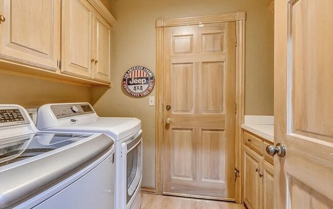Building Photo - Massive 4BD/3BTH and 2 Car garage Home! Minutes from I-35