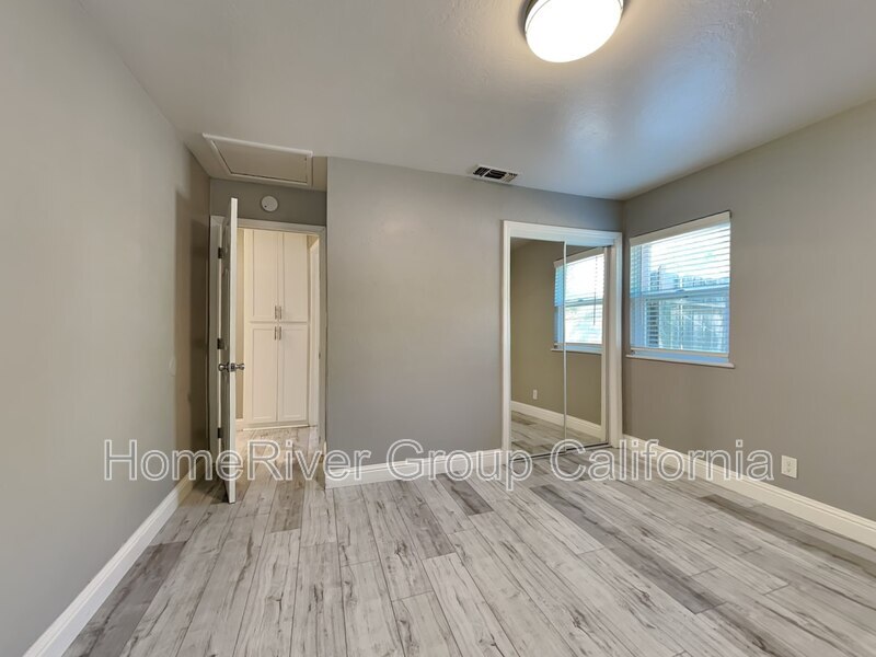 Building Photo - 3228 Somerset Rd