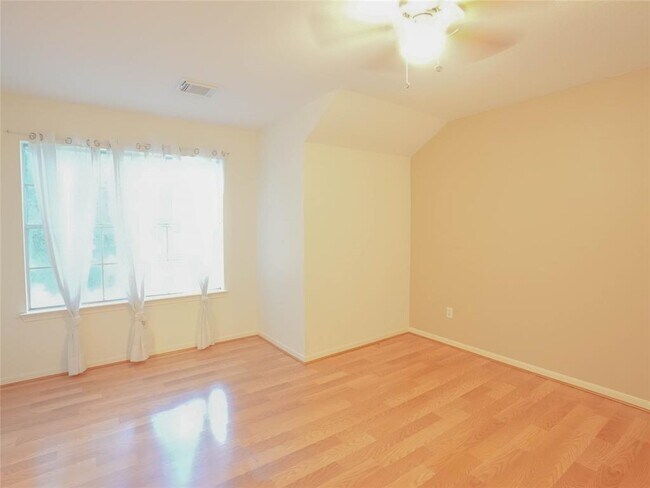 Building Photo - 16322 Red Oak Dr