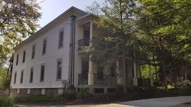 Building Photo - Upper 2 Bedroom Apartment!
