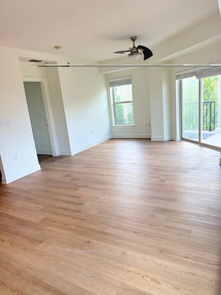 Building Photo - 200 River Vista Dr