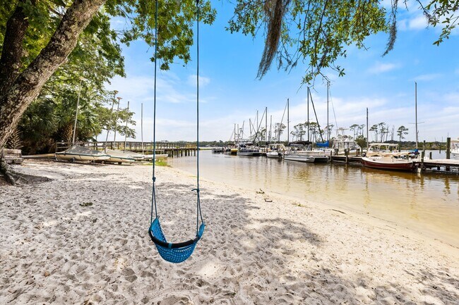 Building Photo - 300 Yacht Club Dr