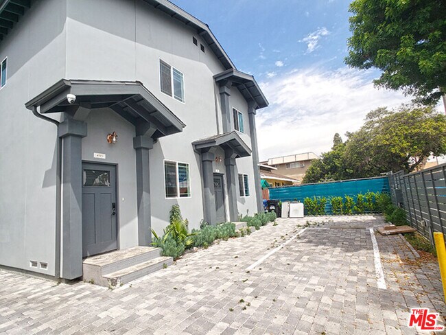 Primary Photo - 413 N Harvard Blvd