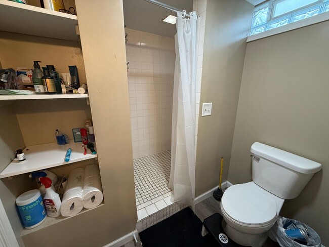 Building Photo - Stunning 5 Bed 2 Bath House Located in the...