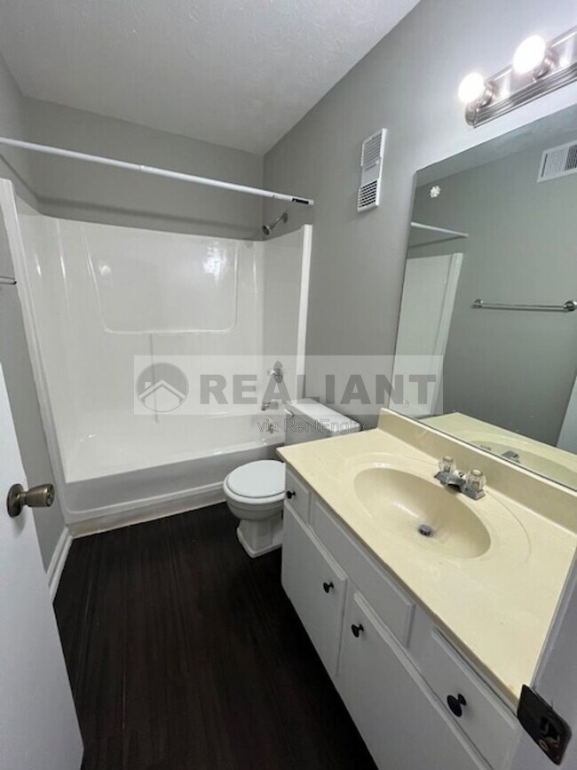Building Photo - 425 Lenney Dr
