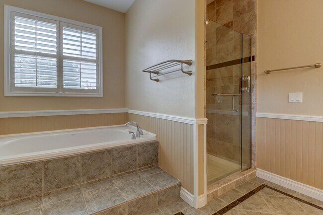 Building Photo - Incredible Home with Lake Views!