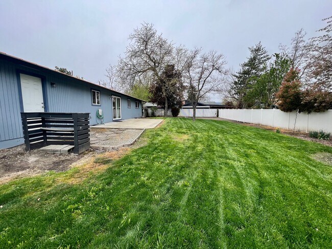 Building Photo - 990 Janes Rd