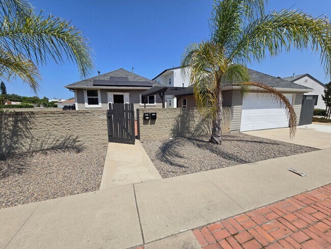 Building Photo - 3BD/2BA w/ Driveway Parking!