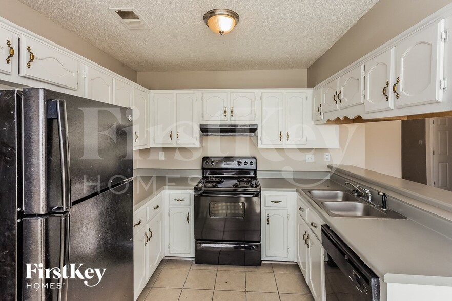 Building Photo - 4668 Amanda Oaks Cir S