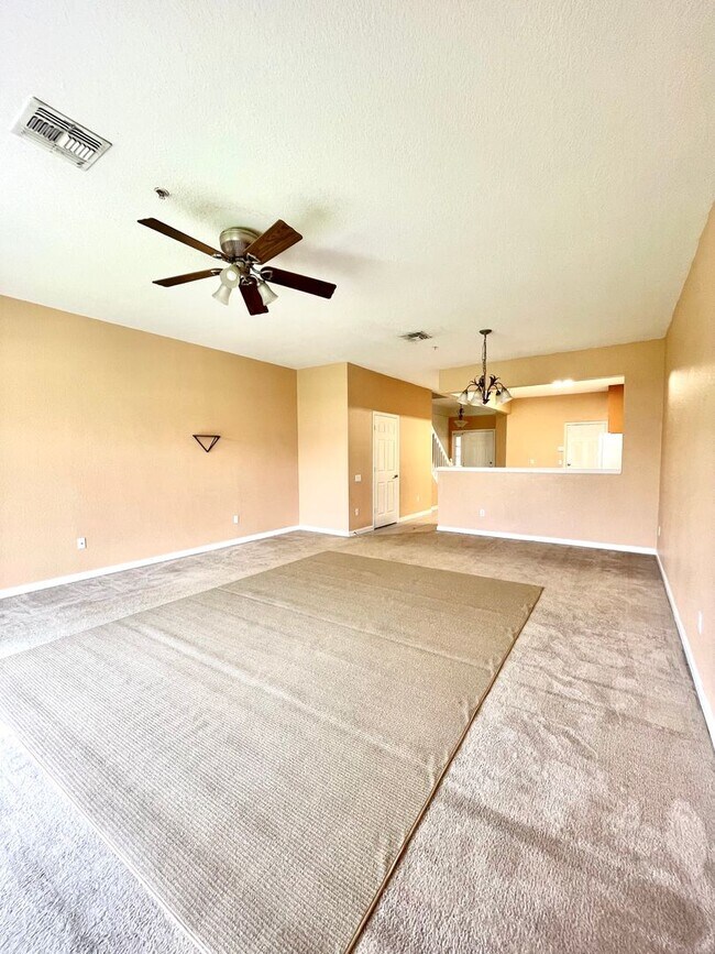 Building Photo - $1,690 2 BED / 2.5 BATH - 2 Story Townhouse