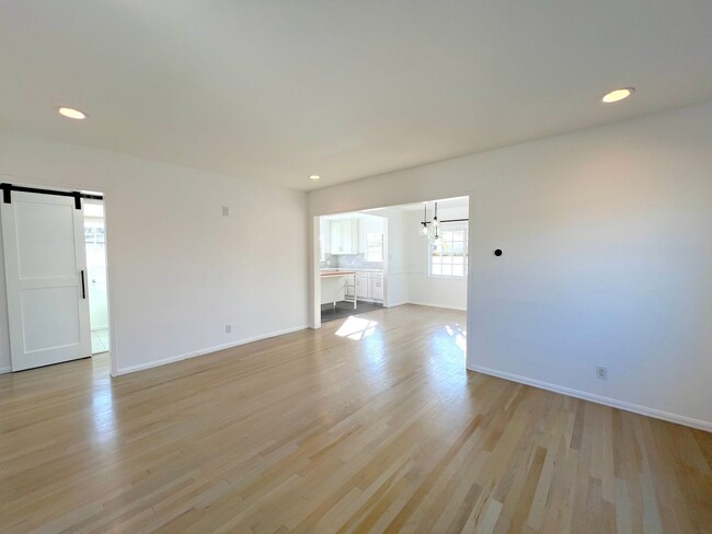 Building Photo - Clean and Updated 2 Bedroom in Long Beach