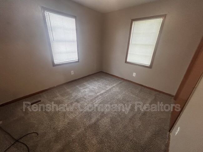 Building Photo - 109 McLin St