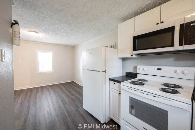 Building Photo - "Charming 1-Bedroom Retreat in Greenfield – Cozy 400 sqft Haven!"