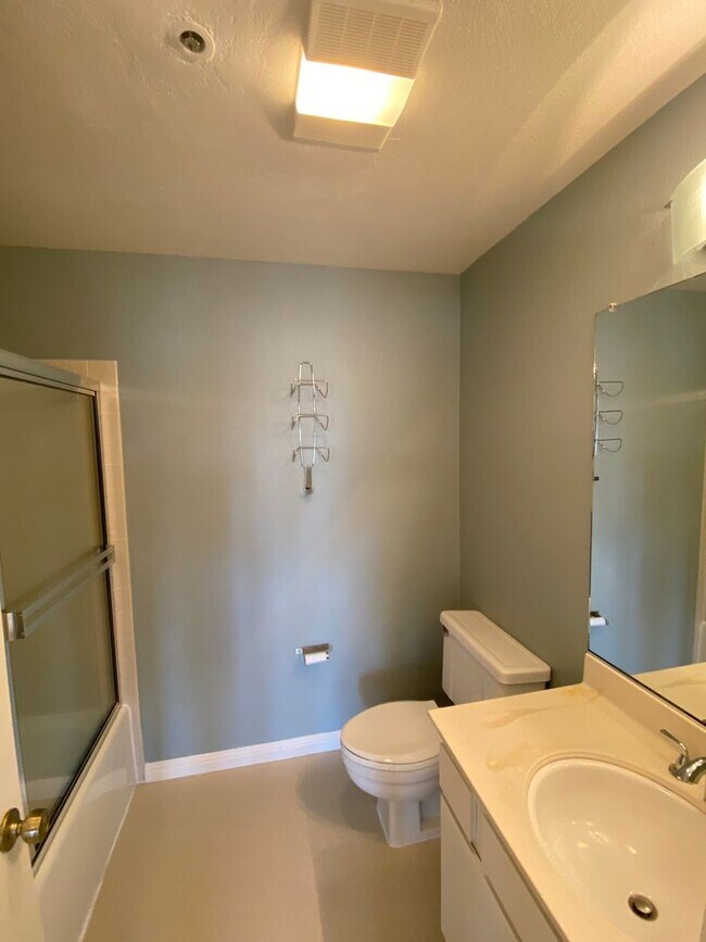 Building Photo - Amazing Cleveland Heights, 1 Block East of Lake Merritt with views of the lake