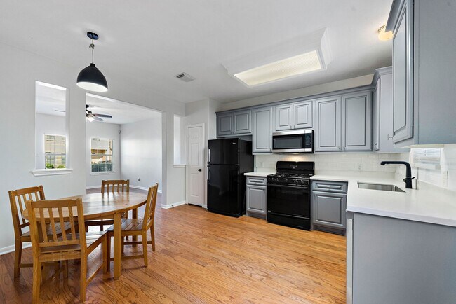 Building Photo - 218 Plaza Del Sol Park