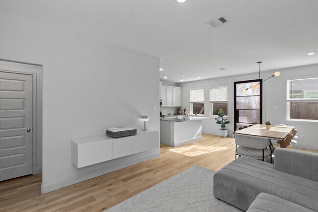 Building Photo - 5426 Oriente Ln