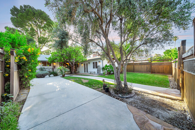 Building Photo - 6637 Yolanda Ave