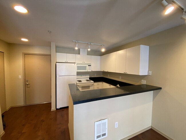 Building Photo - 1 Bed 1 Bath Condo in Seattle - Includes P...