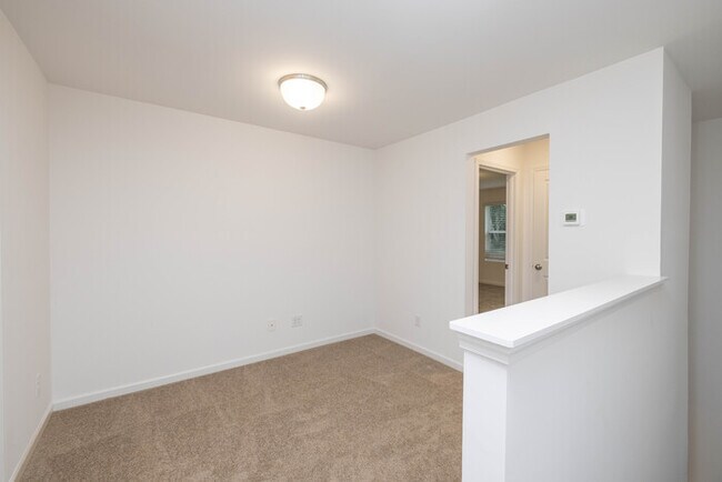Building Photo - 3 br townhome Walking Distance to Downtown...