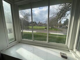 Building Photo - 390 W 19th Ave