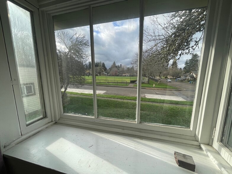 Primary Photo - 390 W 19th Ave