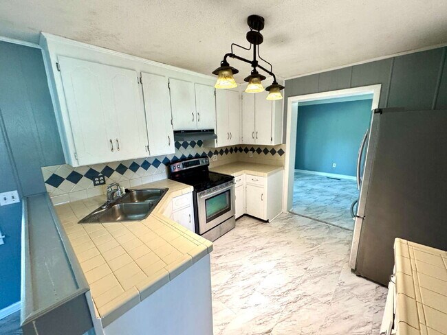 Building Photo - 163 Vining Dr