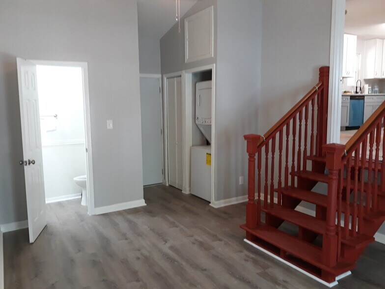 Building Photo - 319 Sumner Dr
