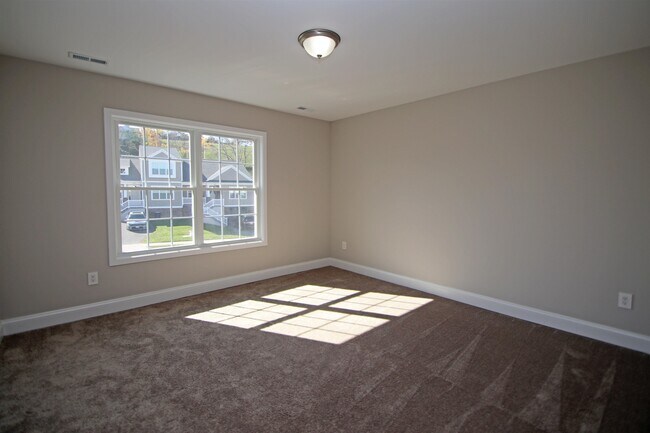 Building Photo - 2060 Willow Hill Dr