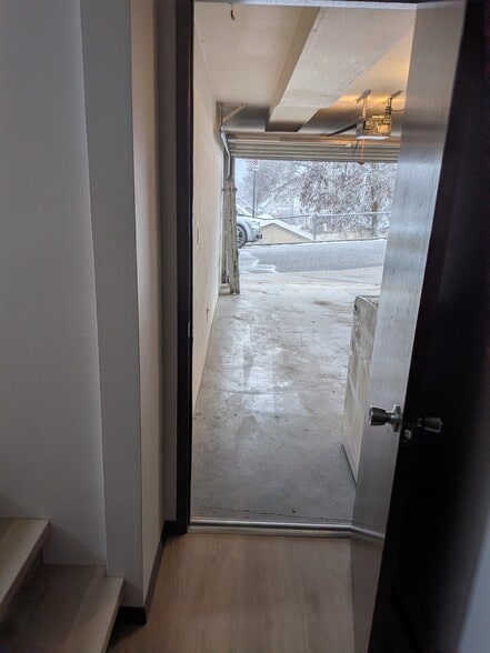 Attached garage - 1406 W Cora Ct