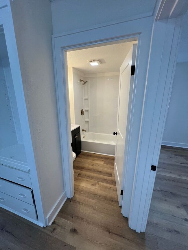 Building Photo - Brand new fully renovated 5 Bedroom Single...