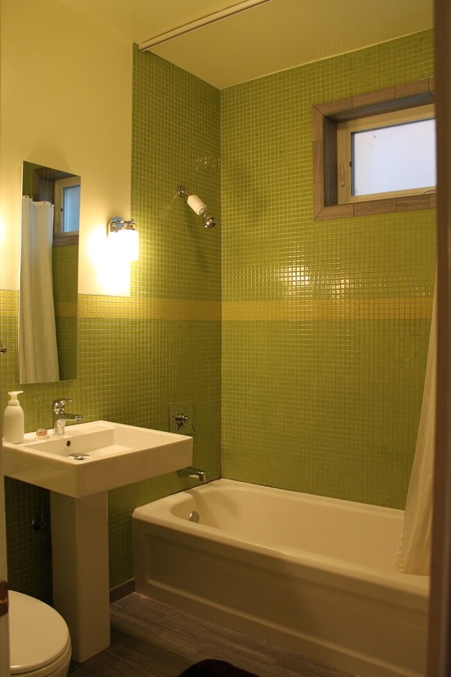 Building Photo - 4243 N Lincoln Ave