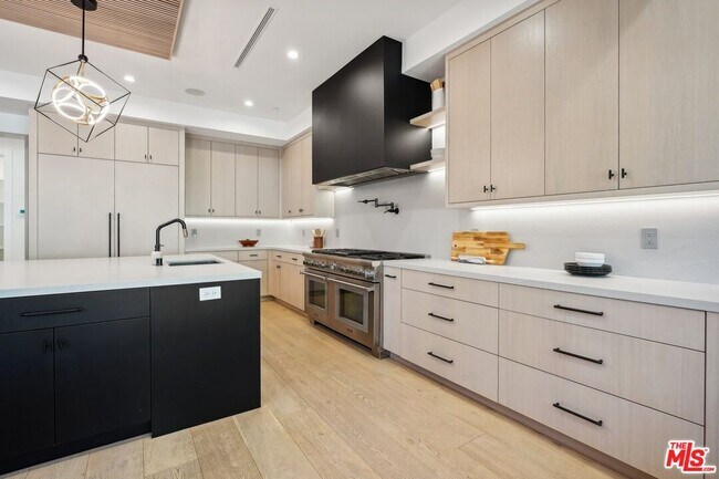 Building Photo - 5124 Calvin Ave