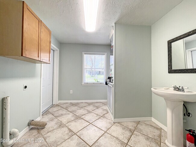 Building Photo - 305 Belmont Dr