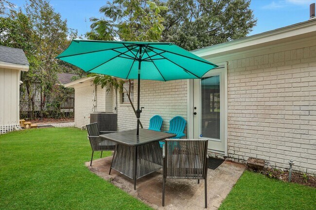 Building Photo - Furnished 4 Bedroom, 2 Bath Brick Home in Savannah