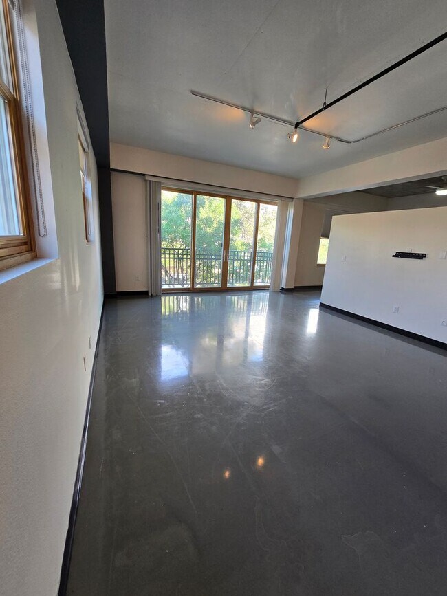 Building Photo - Beautiful 2BR , 2BA 2nd floor loft in East...