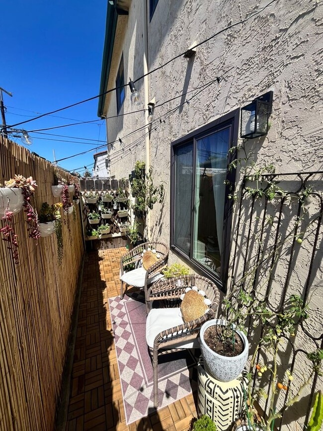 Building Photo - Stunning 2-Bed, 2-Bath Renovated Home with Private Patio & Parking!