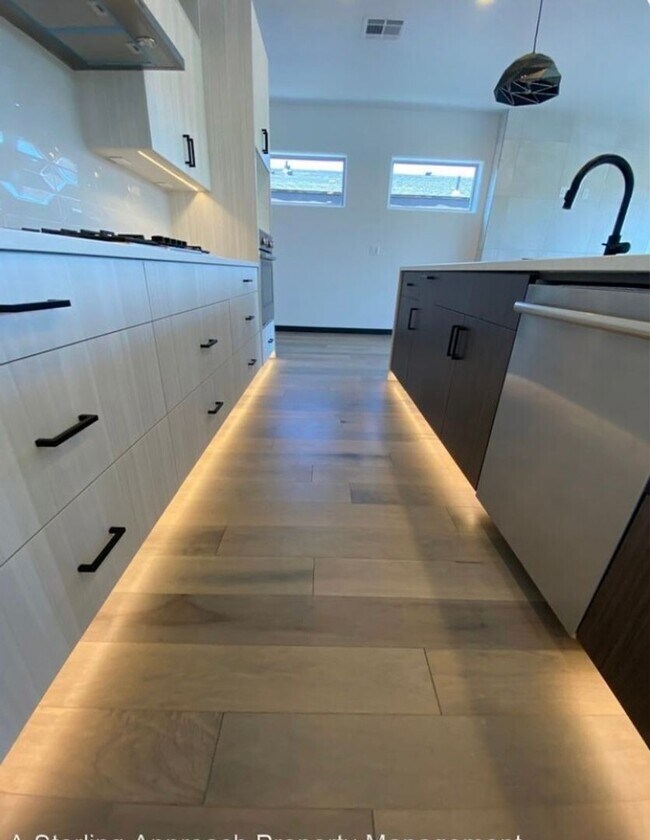 Building Photo - Close to Micron! Luxury Town Home With Two...