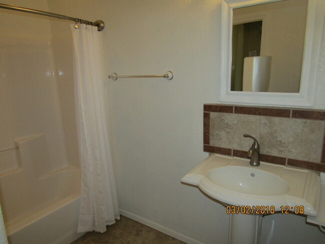 Building Photo - Beautiful 3 Bedroom/2 Bath Home !! **Comin...