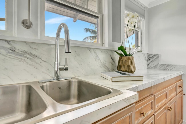 Building Photo - 515 46th St