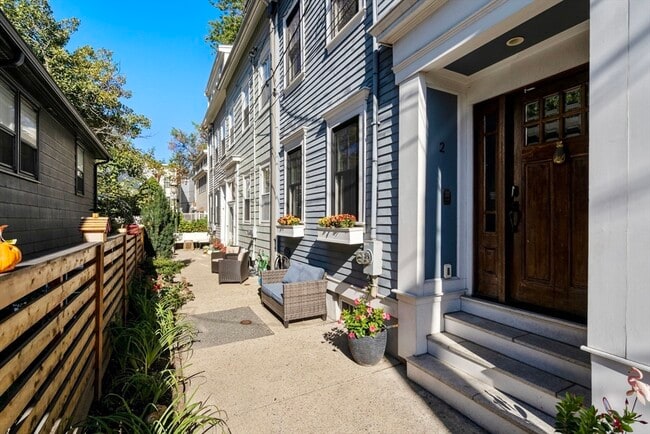 Building Photo - 2 Crystal Pl