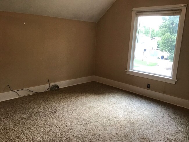 Building Photo - Upper Level Duplex- 2 Bedroom 1 Bath  Morr...