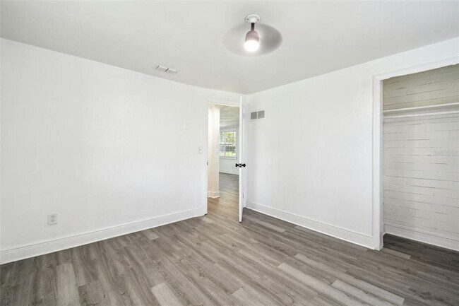 Building Photo - 1833 Knollwood Dr