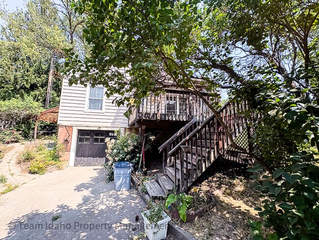 Building Photo - Darling Single Family Home on a Large Corner Lot