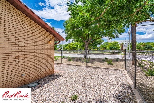 Building Photo - 3 Bedroom End Unit Home in Downtown St. George